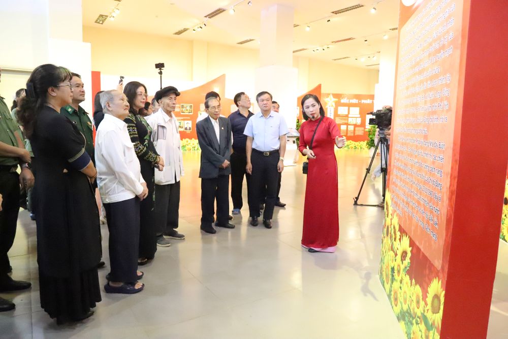 Các đại biểu, lãnh đạo tỉnh qua các thời kỳ tìm hiểu hình ảnh, tư liệu được giới thiệu tại Triển lãm